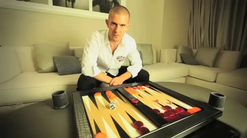 【微扑克】“我就是个蠢货”——Gus Hansen 的崩塌与重生，从赌桌之神到输光数百万