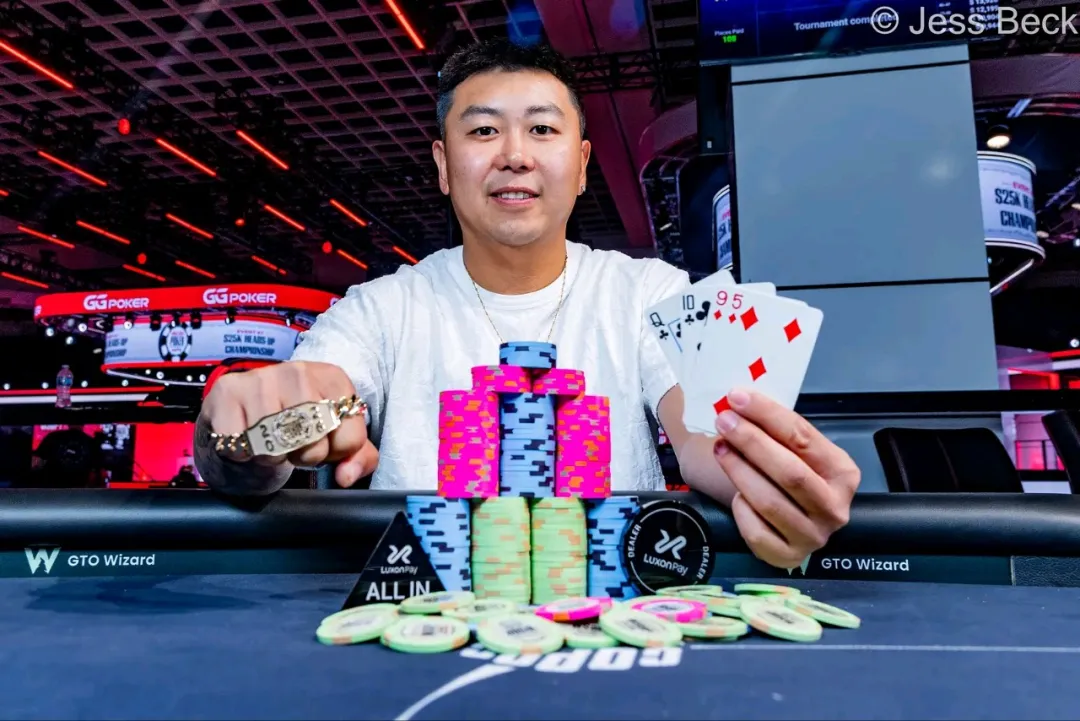 【微扑克】2026 WSOP | 王阳勇夺$5,000底池限额奥马哈冠军，拿下首条金手链