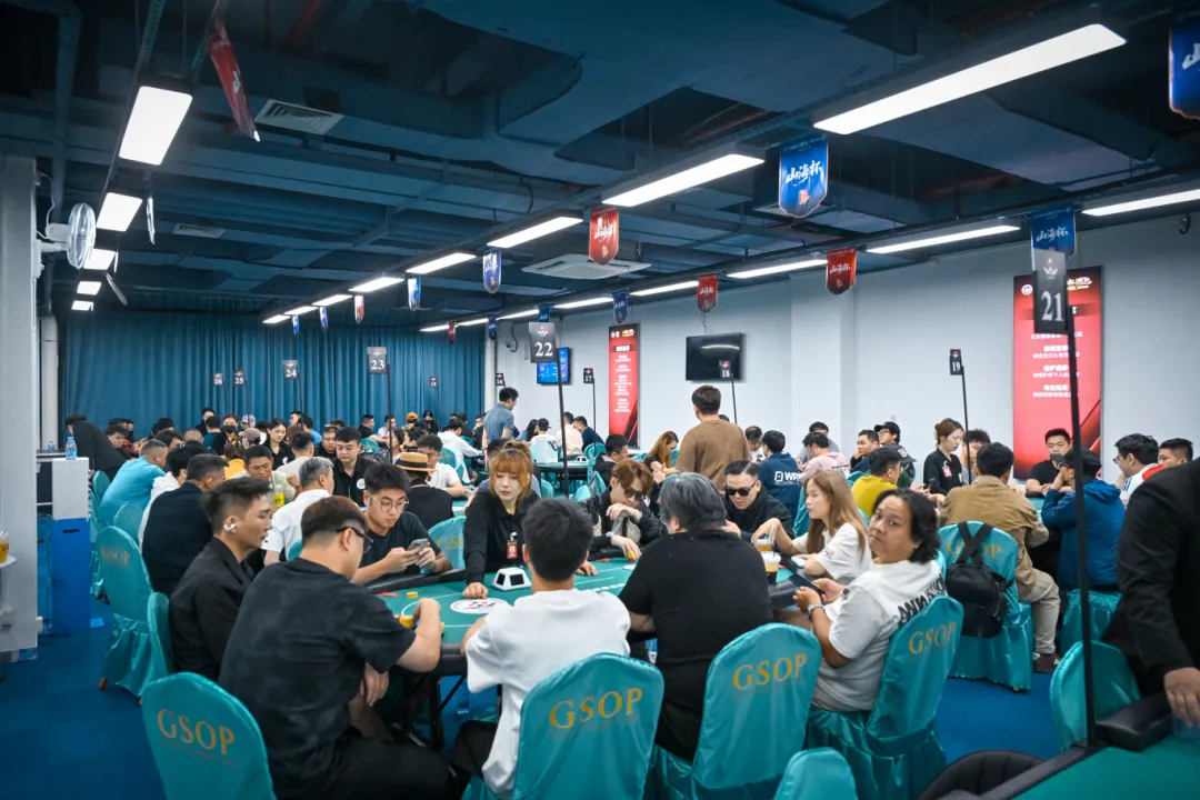 【微扑克】深圳山海杯 | 三日激战，主赛首轮战罢！本次主赛共计521人次参赛，140位顶尖牌手各凭实力顺利突围
