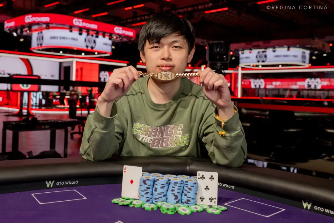 【微扑克】生涯首进WSOP奖励圈即登顶！华人博士生Honghao Zhang斩获$1500六人桌金手链