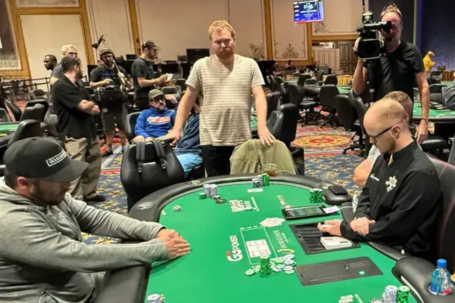 【微扑克】WSOP主赛事“拖时间门”:为躺赚2万美金,他磨了整整17分钟