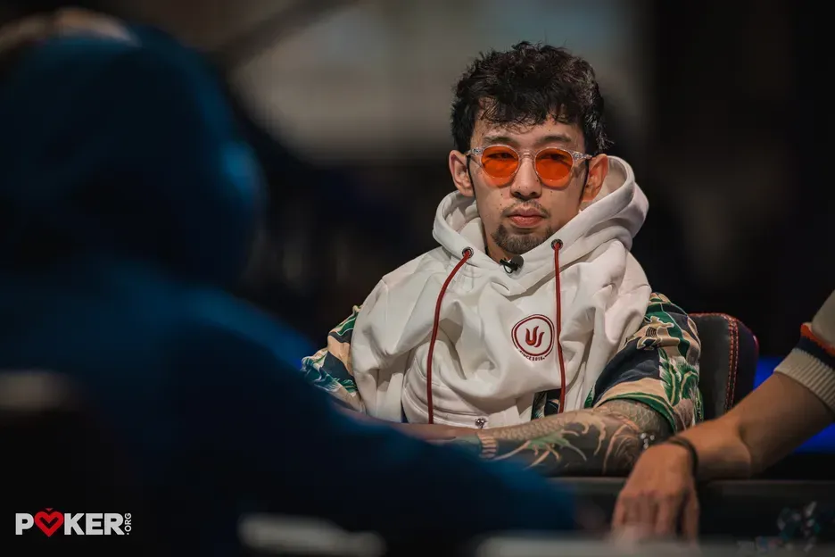 【微扑克】从倒数第二杀到正数第二！Han Feng身披粉色羽毛“真空”上演WSOP主赛FT首日大逆袭
