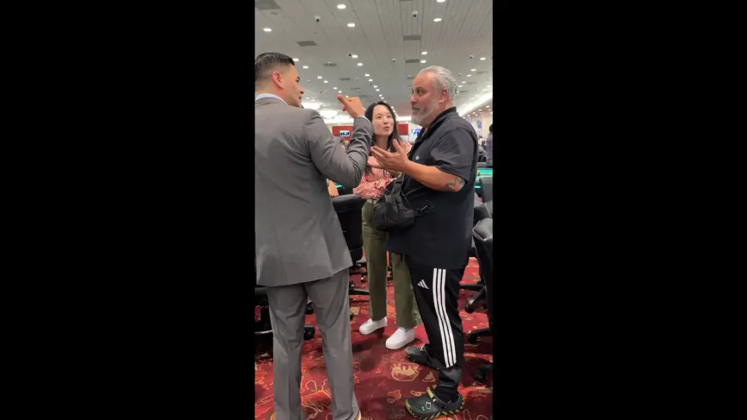 【微扑克】规则书遇上荒诞剧：他坐错位置，全下了别人的记分牌并输掉，然后整个扑克圈吵翻了
