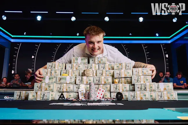 【微扑克】16手牌速胜独揽1000万美金!22岁美国小将夺得2026年WSOP主赛冠军